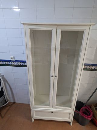 Vitrina de madera blanca