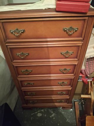 Mobili antichi in legno e metallo