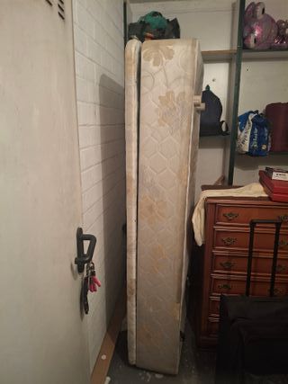 Mobili antichi in legno e metallo