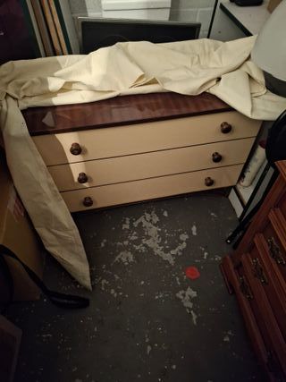 Mobili antichi in legno e metallo