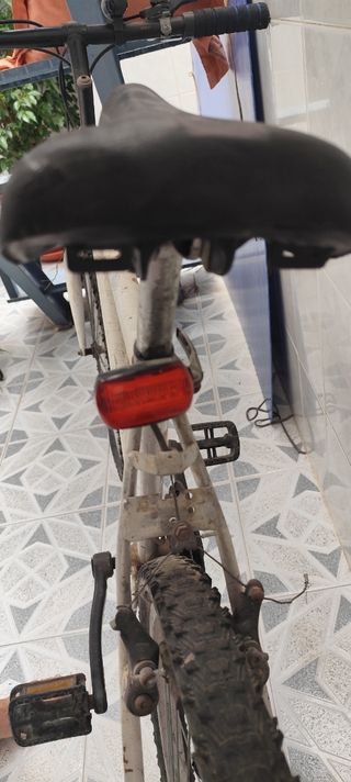 Bicicleta antigua blanca