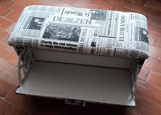 Baúl zapatero con estampado de periódico