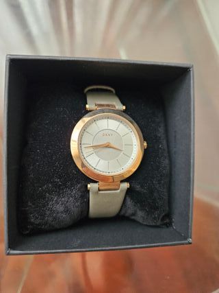 Reloj DKNY Mujer Correa Beige y Detalles Dorados