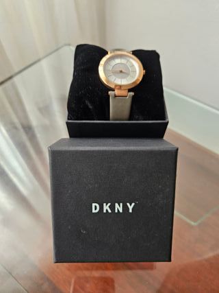 Reloj DKNY Mujer Correa Beige y Detalles Dorados