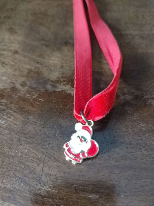 Collare rosso con ciondolo natalizio