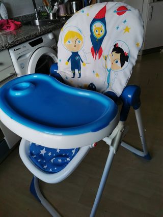 Trona de bebé con diseño espacial. Buen estado. 