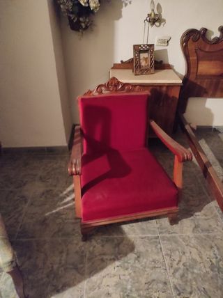 Sillón descalzadora de madera y tela
Dos unidades.