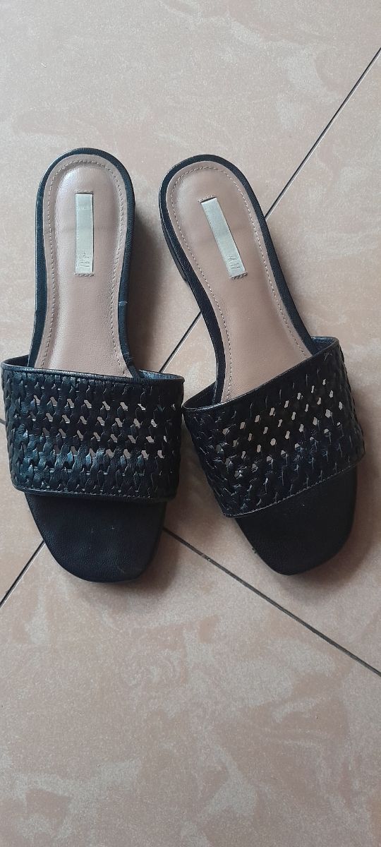 Sandalias planas negras trenzadas