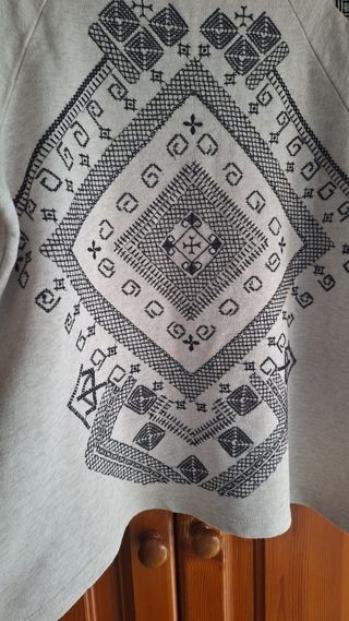 Sudadera Zara Beige con Bordado Étnico