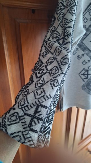 Sudadera Zara Beige con Bordado Étnico