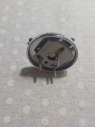 Colgador de metal plateado