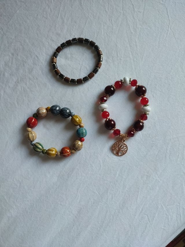Bracciali multicolor e rossi .  Mai indossati