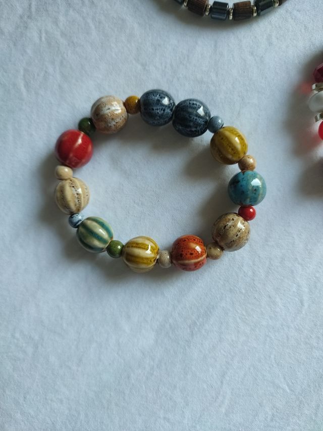 Bracciali multicolor e rossi .  Mai indossati