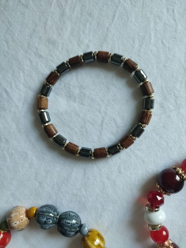 Bracciali multicolor e rossi .  Mai indossati