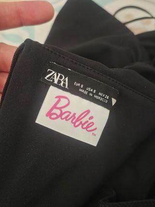 Mono negro de la colección Barbie x Zara