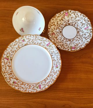 Trio porcellana oro e fiori rosa. Fine porcellana
