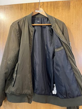 Chaqueta bomber BERSHKA - Verde - Talla L