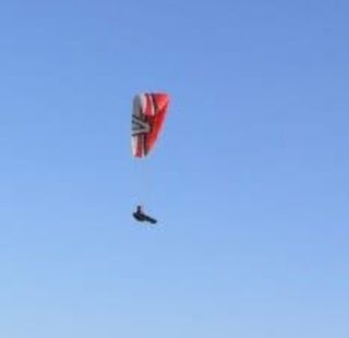 Parapente rojo y blanco