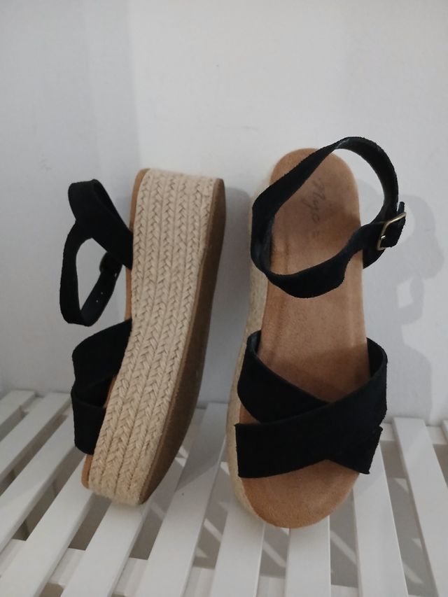 Sandalias de cuña negras y beige