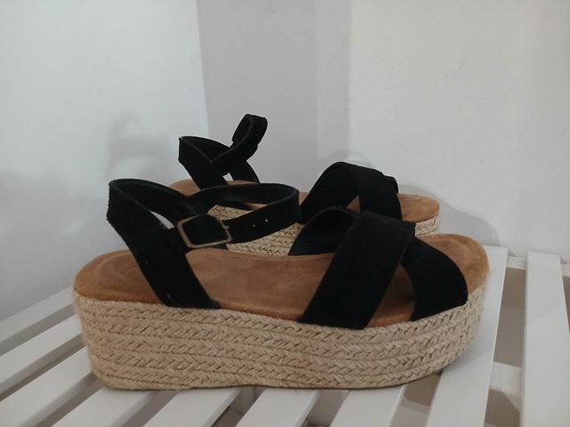 Sandalias de cuña negras y beige