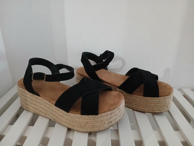 Sandalias de cuña negras y beige