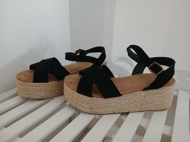 Sandalias de cuña negras y beige