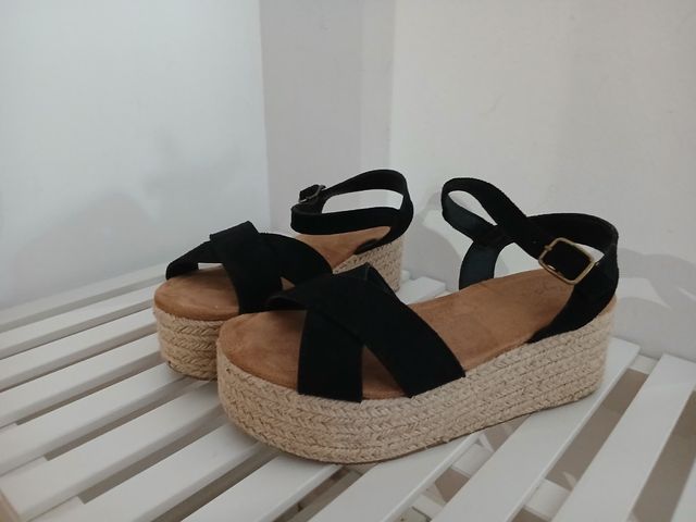 Sandalias de cuña negras y beige
