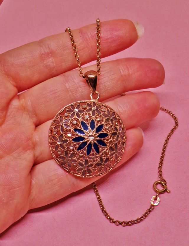 Collana con pendente floreale