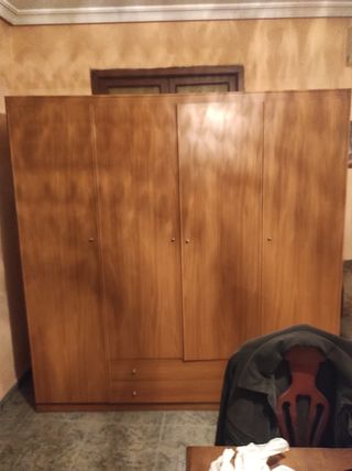 Armario de 4 puertas de madera