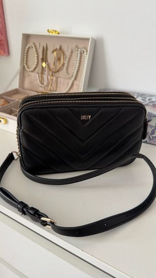 Bolso DKNY negro acolchado