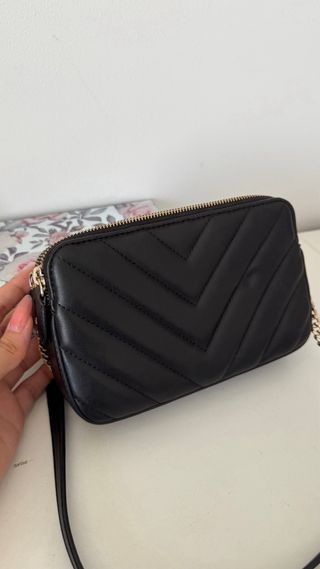 Bolso DKNY negro acolchado