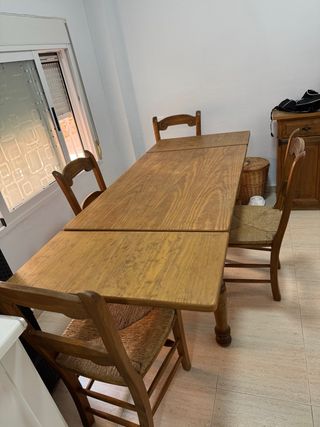 Mesa de madera rústica con 4 sillas