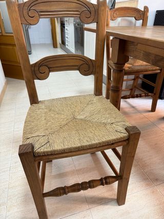 Mesa de madera rústica con 4 sillas