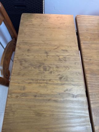 Mesa de madera rústica con 4 sillas