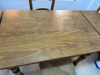 Mesa de madera rústica con 4 sillas