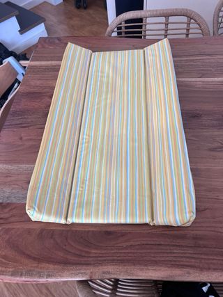 Cambiador de bebé a rayas