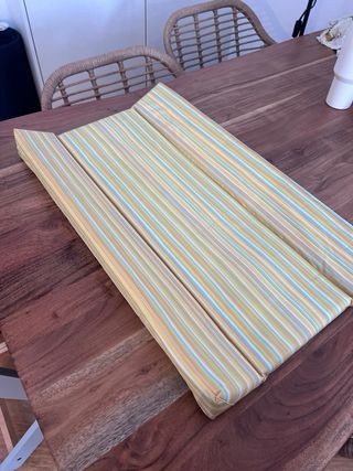 Cambiador de bebé a rayas