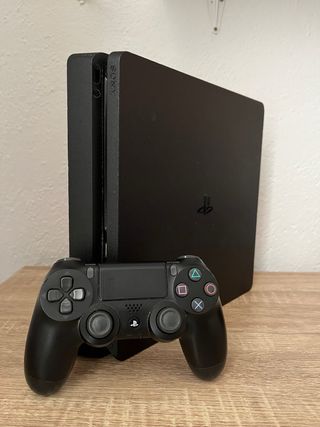 PS4 Negra con Mando 