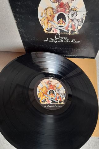Queen - A Day at the Races Vinile 1976
