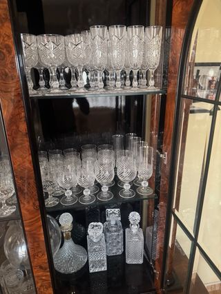 Vitrina de madera y cristal con cristalería