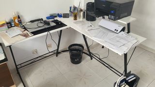 Mesa de escritorio blanca y negra