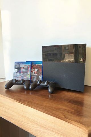 ✅ OFFERTA! PS4 + 2 controller + 2 giochi — 125€