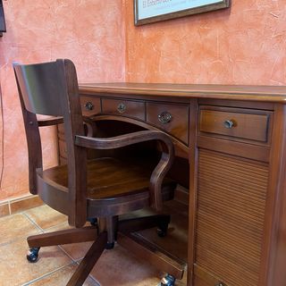 Escritorio de madera con silla giratoria clásica