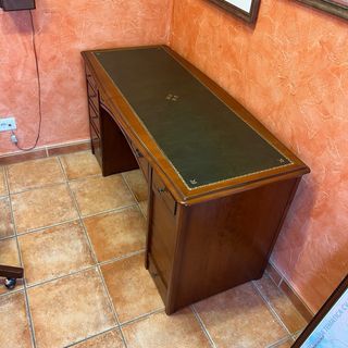 Escritorio de madera con silla giratoria clásica