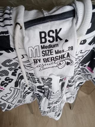 Sudadera Bershka Mujer Talla M con capucha.