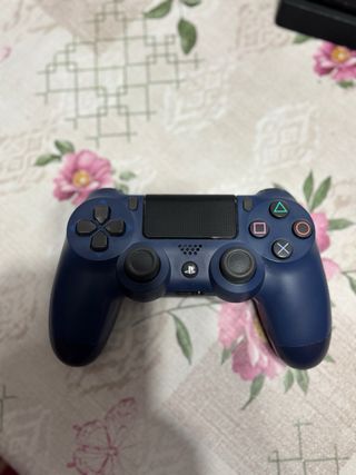 Ps4 Pro Sony + joystick perfettamente funzionanti 