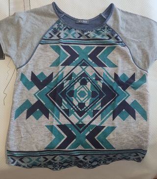 Camiseta NEW SAKS Estampado Geométrico