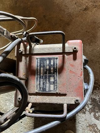 Máquina de soldar antigua con carro de inox.