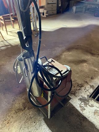 Máquina de soldar antigua con carro de inox.