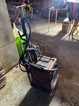 Máquina de soldar antigua con carro de inox.